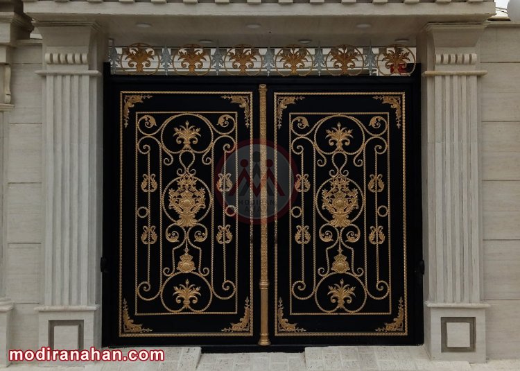 فرفورژه چیست؟ کاربرد و انواع فرفورژه درب ورودی ساختان با تزئینات فرفوژه به رنگ طلایی