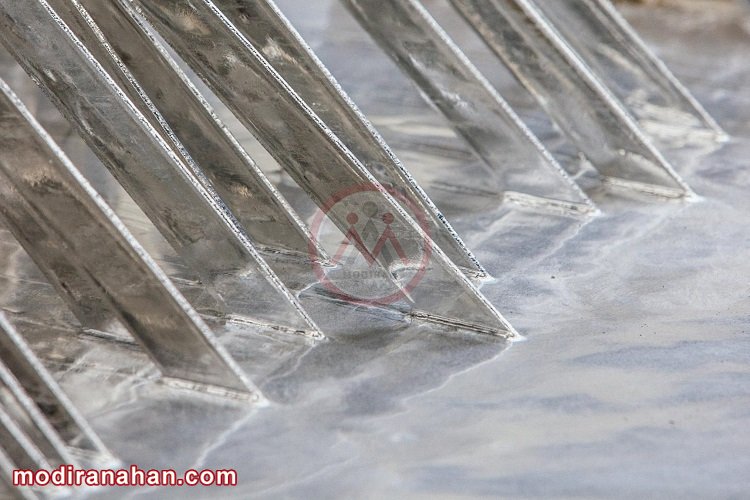 12.jpg فرو بردن قطعات فولادی در حوضچه ی روی مذاب برای تولید فولاد گالوانیزه